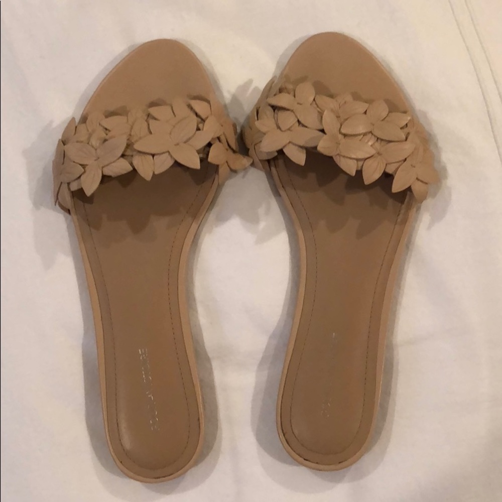 Adorable leather sandals with flower detail